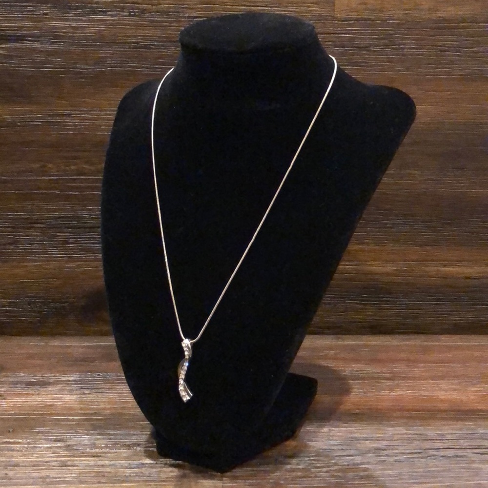 Silver Ribbon Pendant Necklace